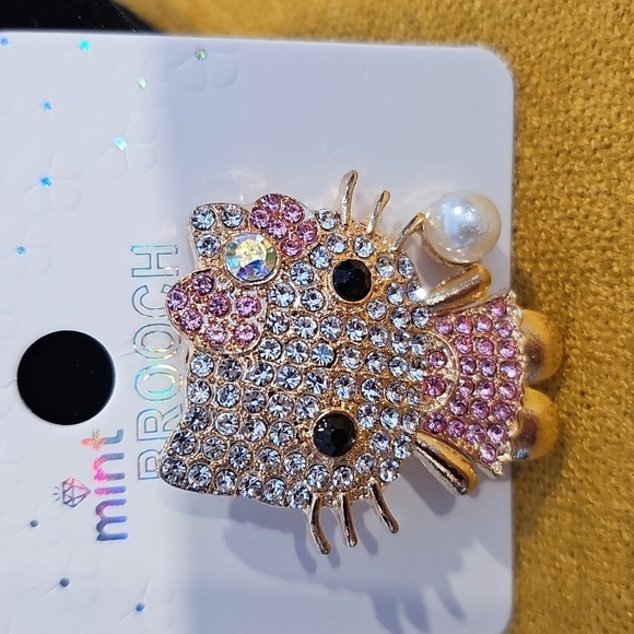 NWT Hello Kitty Brooch with Rhinestones and Faux Pearl - Picture 1 of 2
